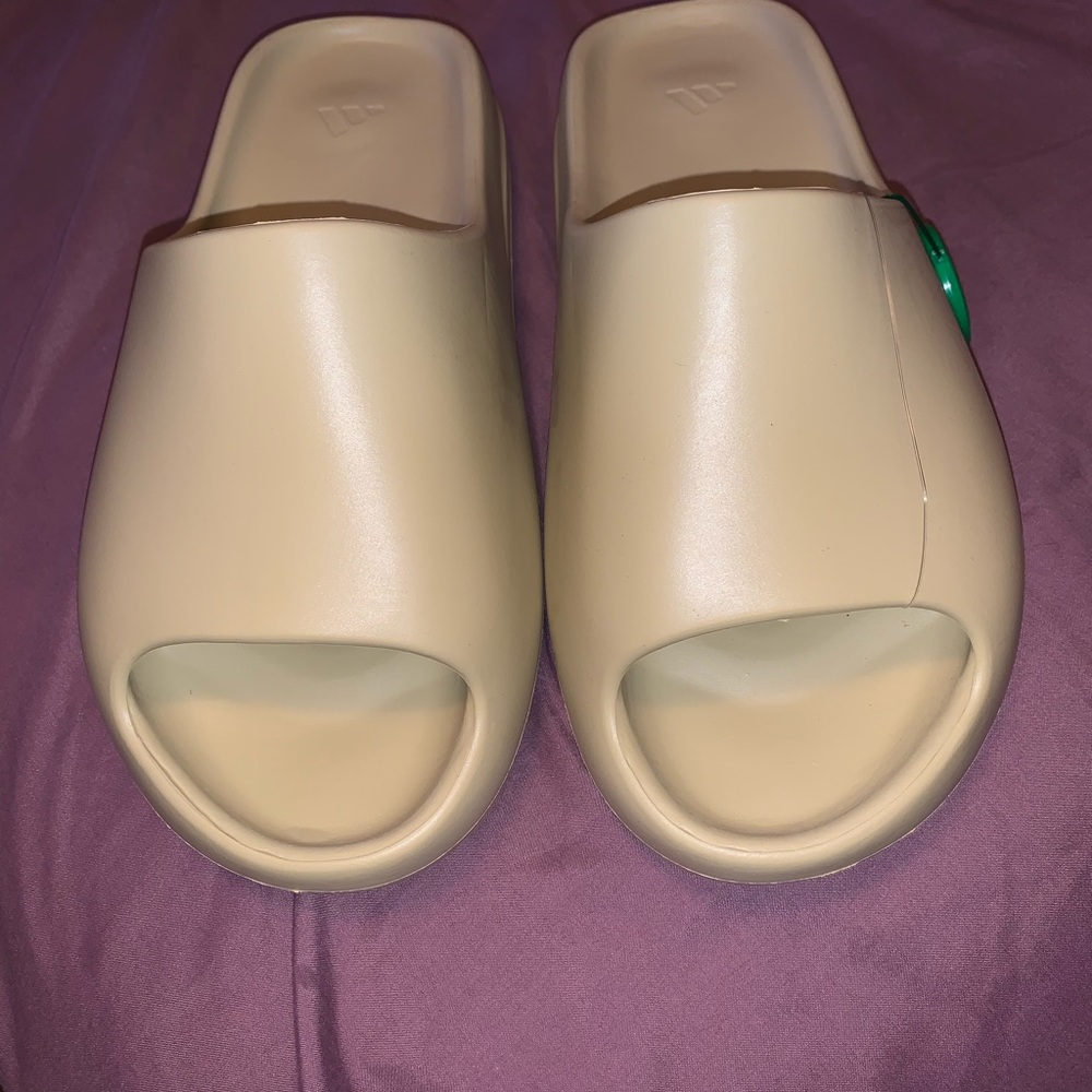 SOLD ❌❌ Yeezy slides desert sand